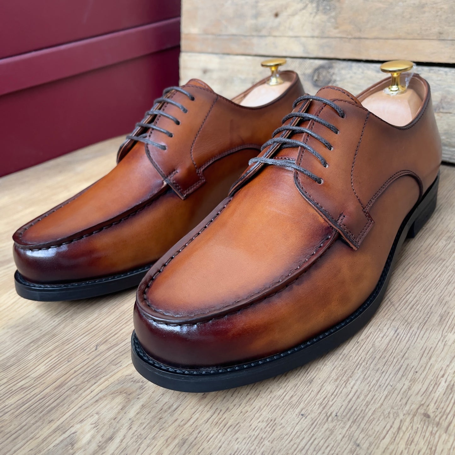 Chaussure à lacet en cuir marron clair semelle gomme—Ref MD17