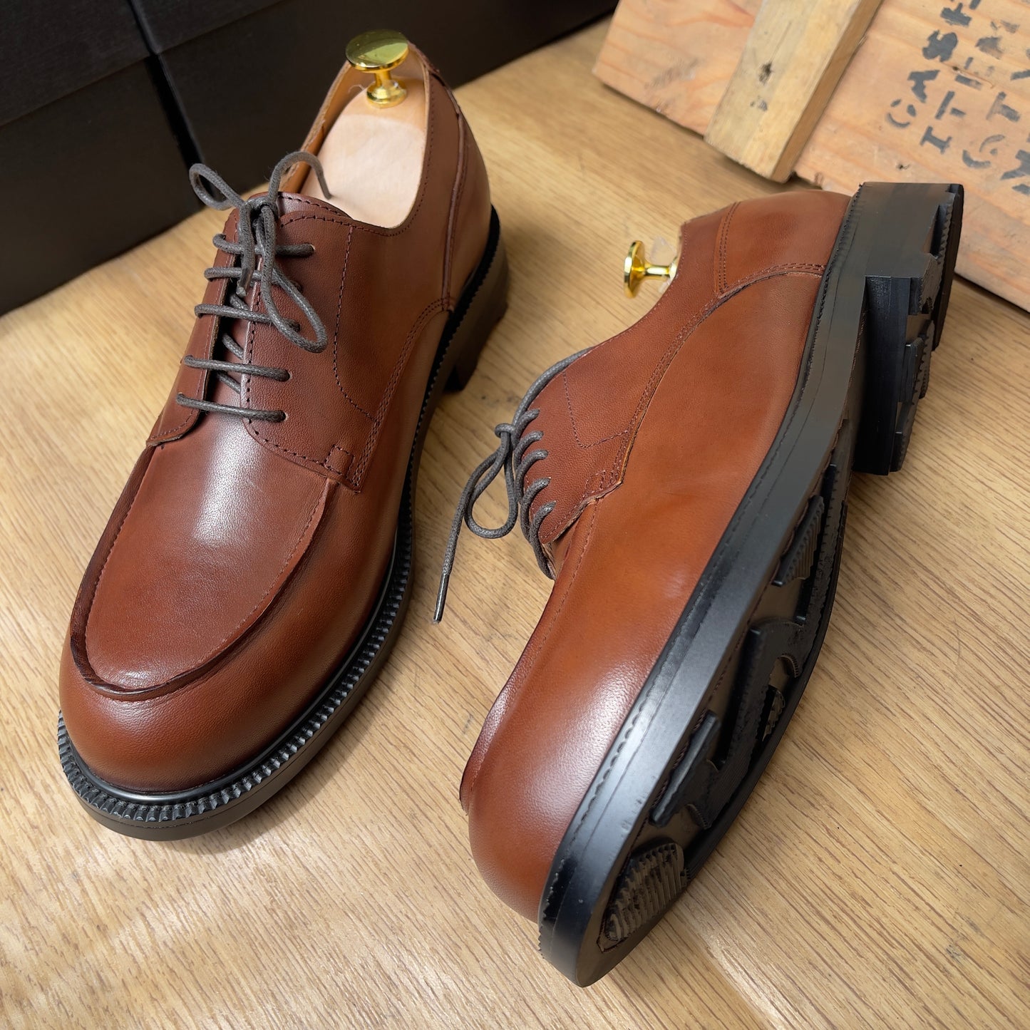 Chaussure derby à lacet en cuir marron semelle commando—ref Au 11