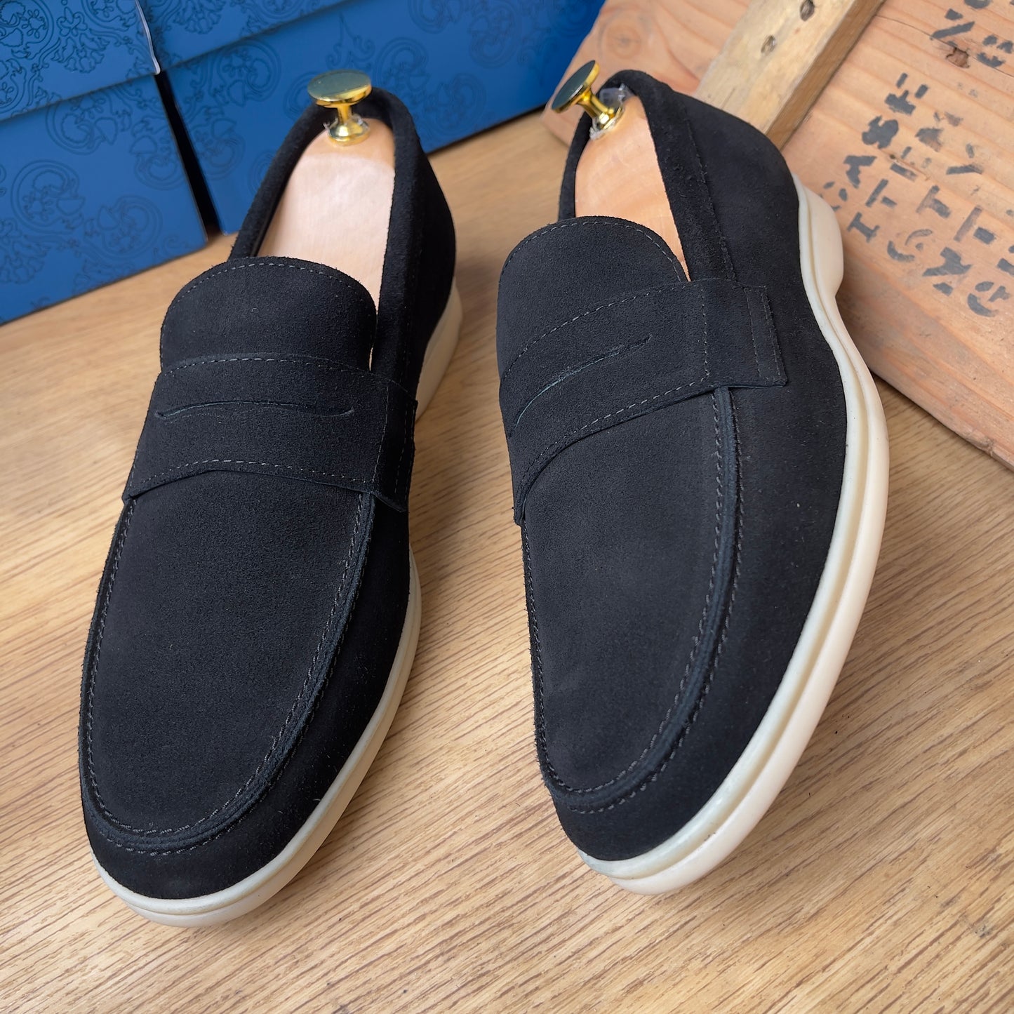 Mocassin en daim noir—semelle gomme—Ref AP8