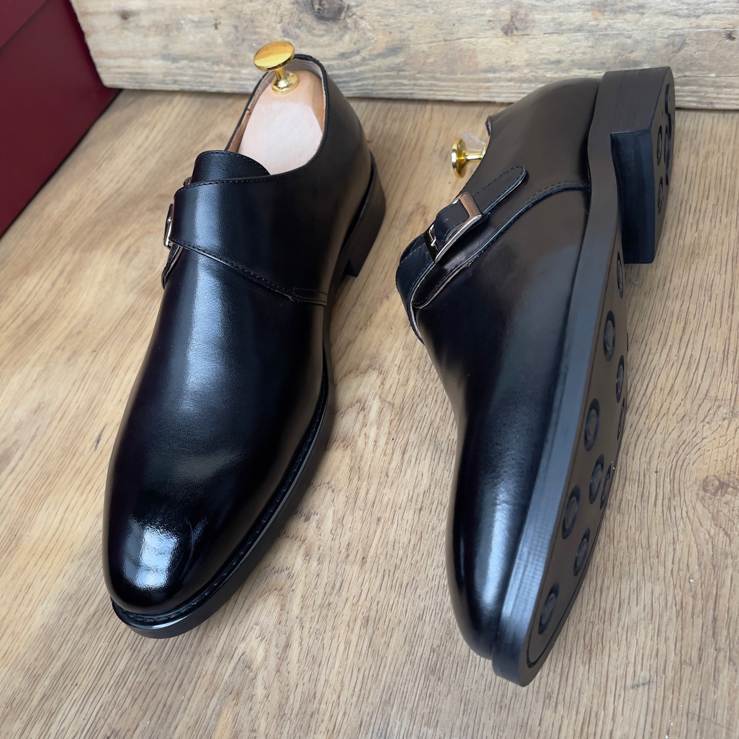 Chaussure en cuir noir à boucle semelle gomme—Ref MD19