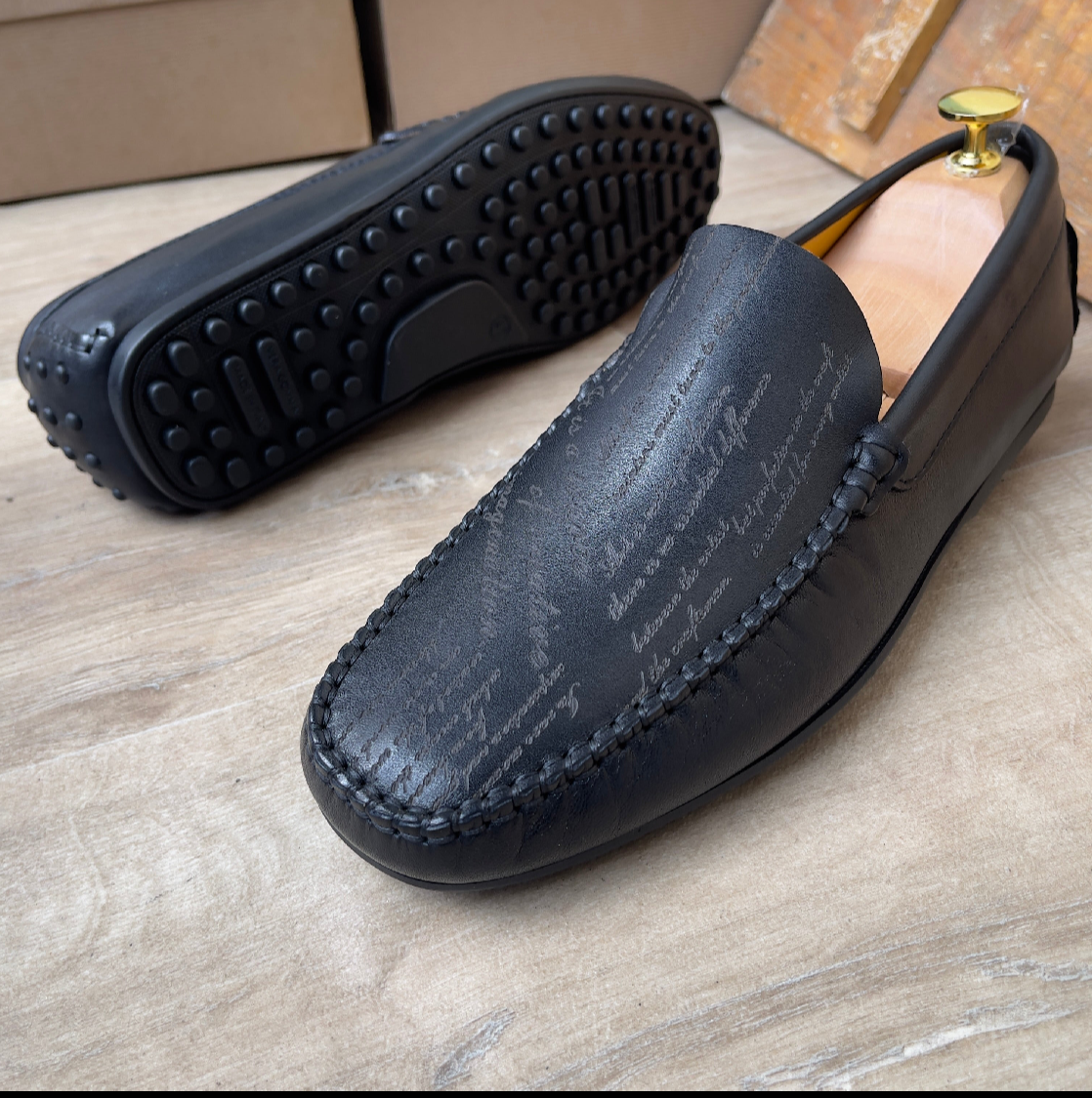 Mocassin en cuir noir imprimé semelle gomme—Ref DM12