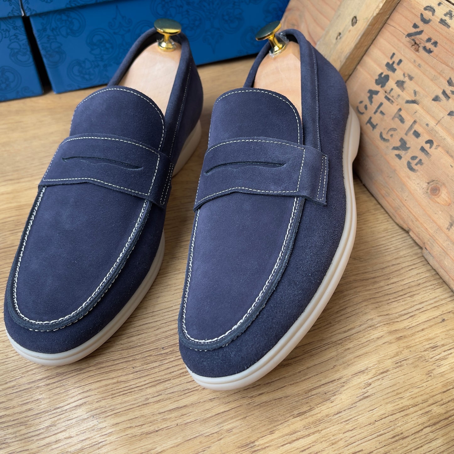 Mocassin en daim bleu—semelle gomme—Ref AP11