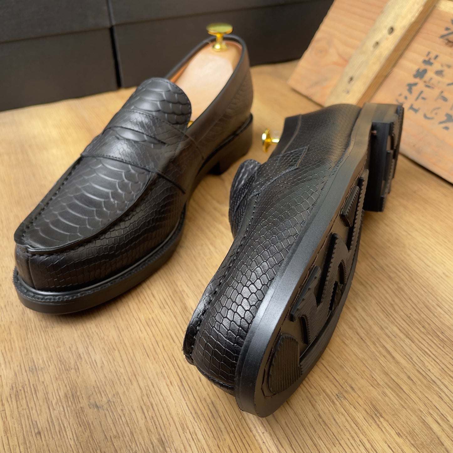 Mocassin croco en cuir noir semelle commando—ref Au12