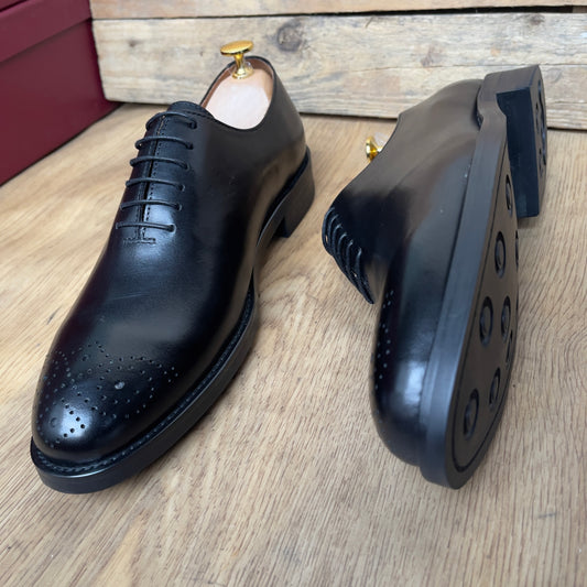 Chaussure à lacet en cuir noir semelle  gomme—Ref MD20