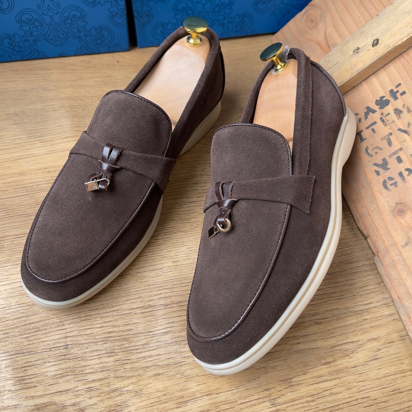 Mocassin en daim marron—semelle gomme—Ref AP7