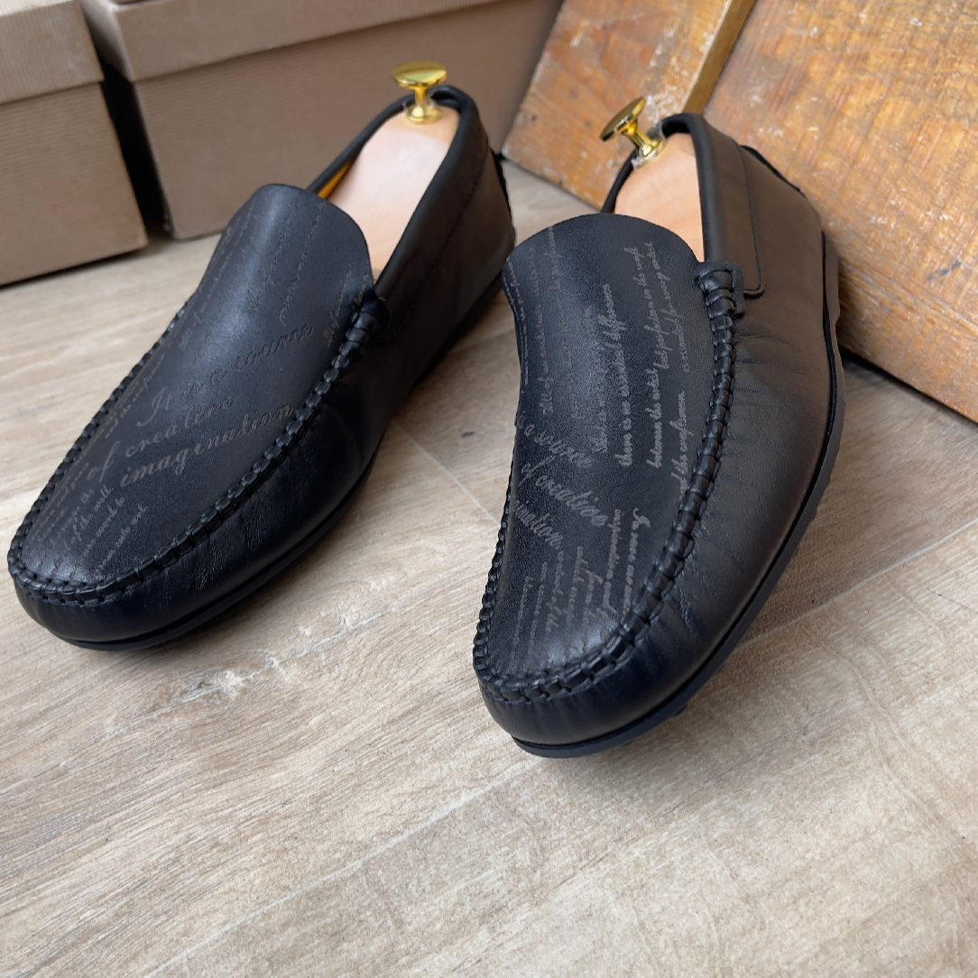 Mocassin en cuir noir imprimé semelle gomme—Ref DM12
