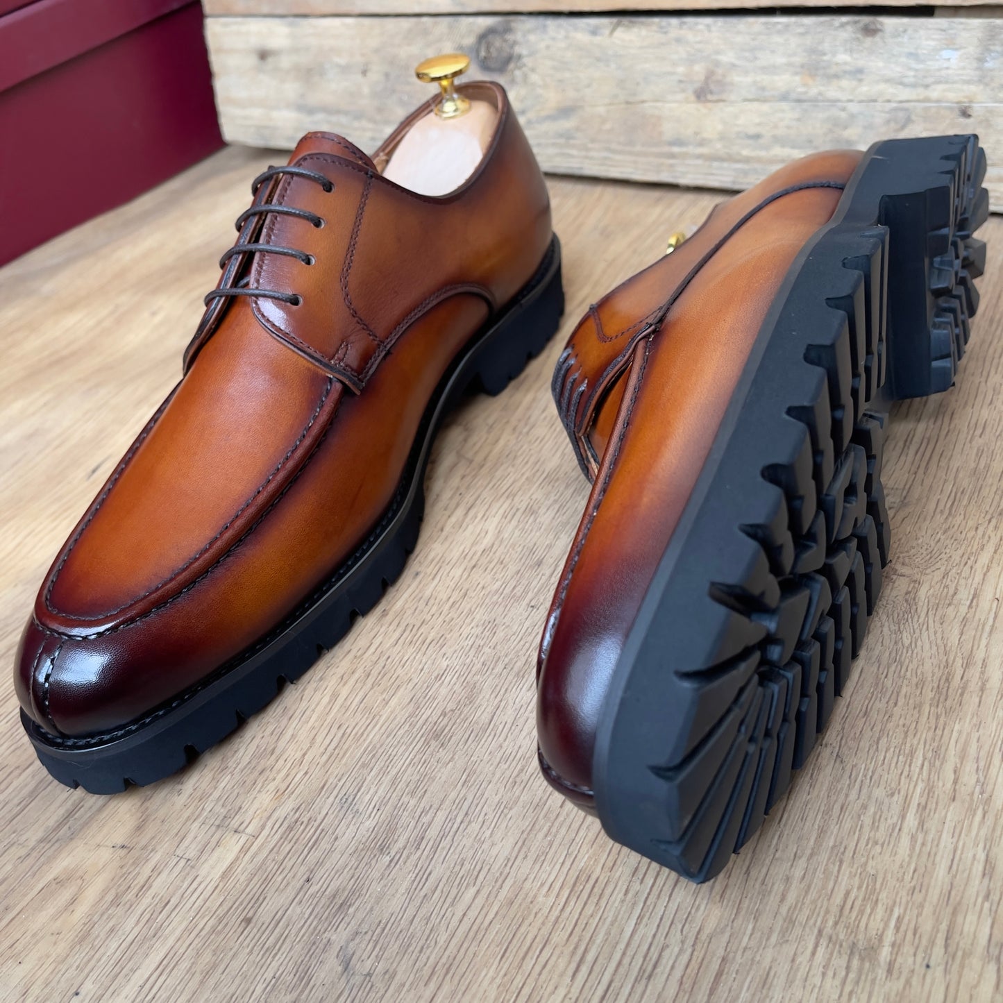 Chaussure à lacet en cuir marron clair semelle commando—Ref MD4
