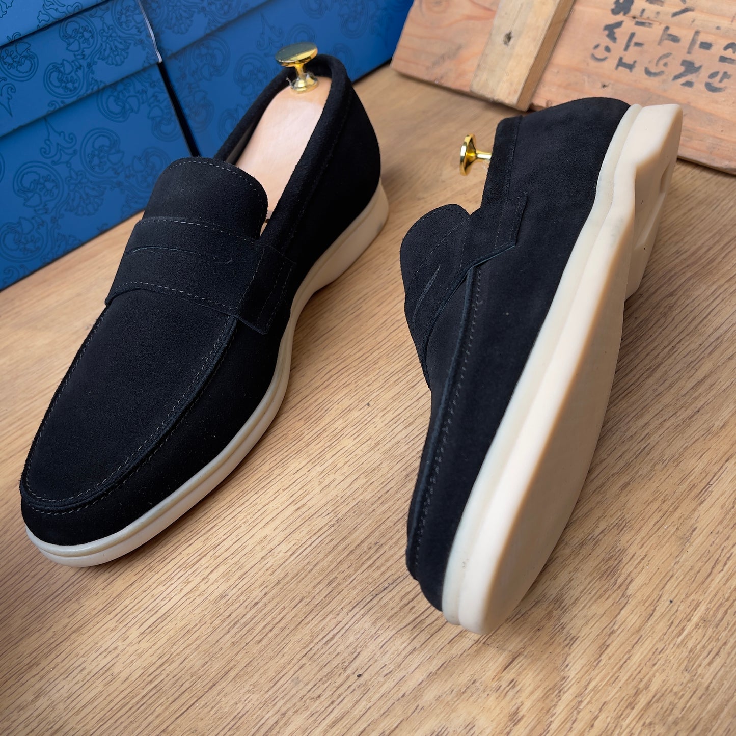 Mocassin en daim noir—semelle gomme—Ref AP8