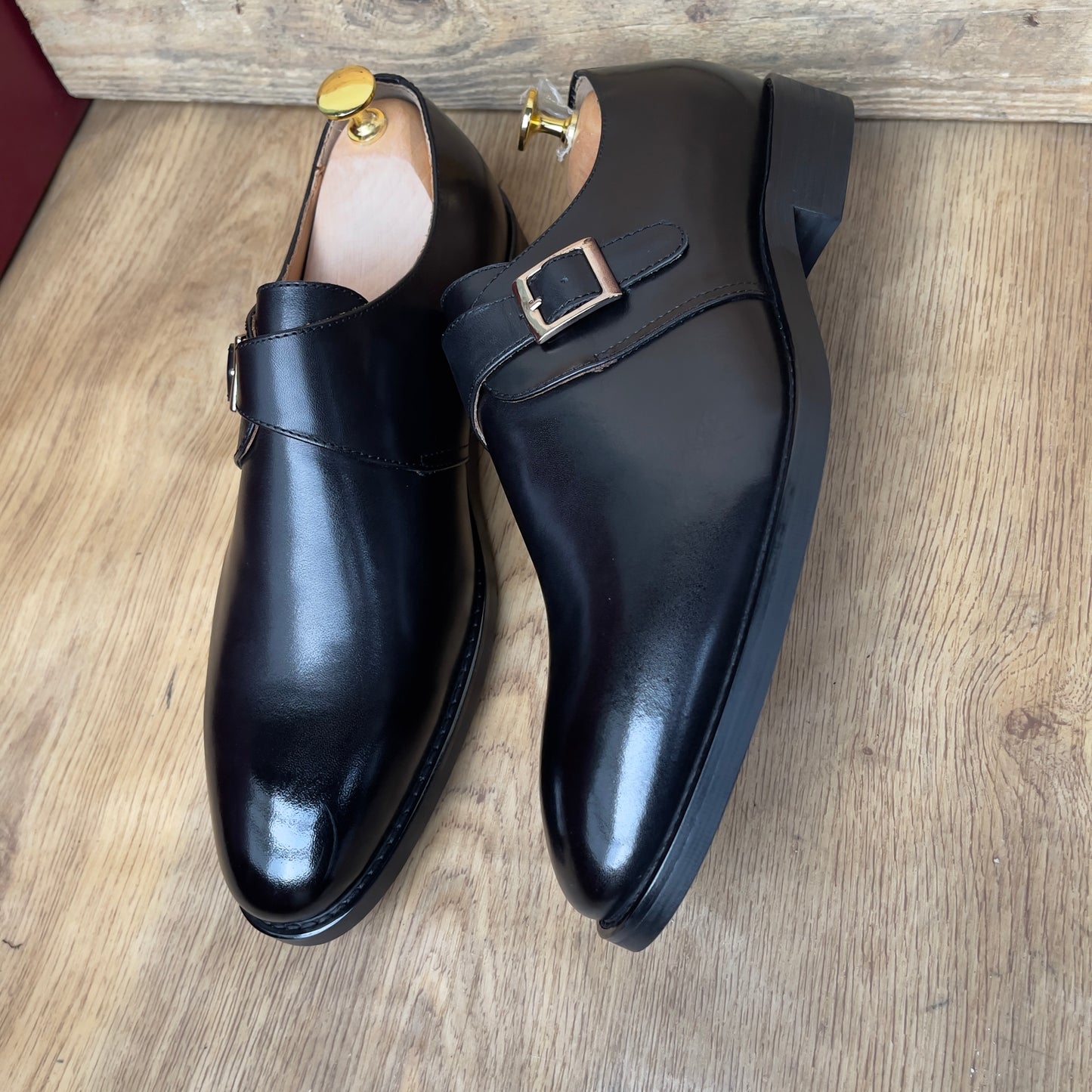Chaussure en cuir noir à boucle semelle gomme—Ref MD19