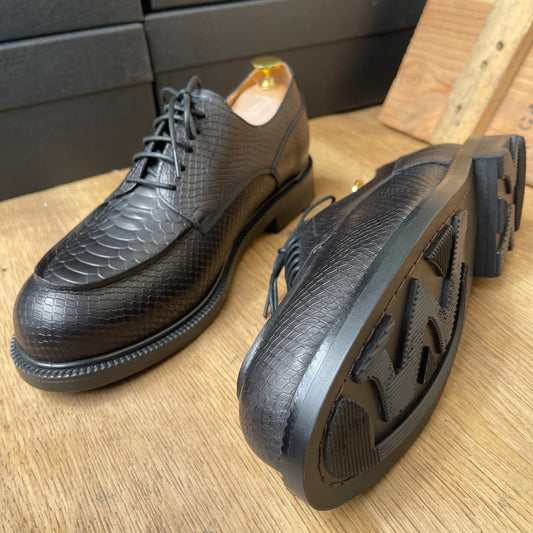 Chaussure à lacet en cuir croco noir semelle commando—ref Au4