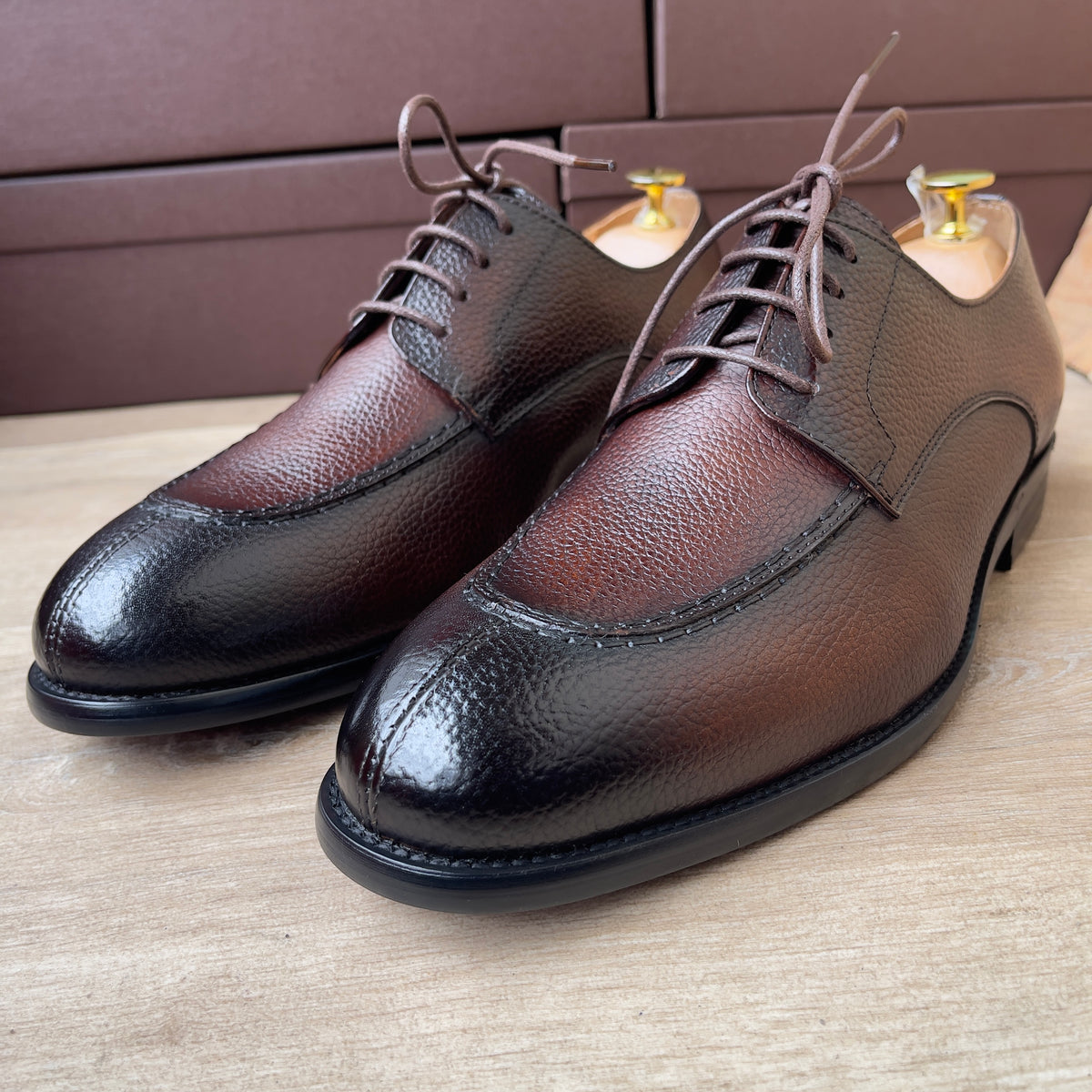 Soulier en cuir granulé à lacet marron café Re-Ad3