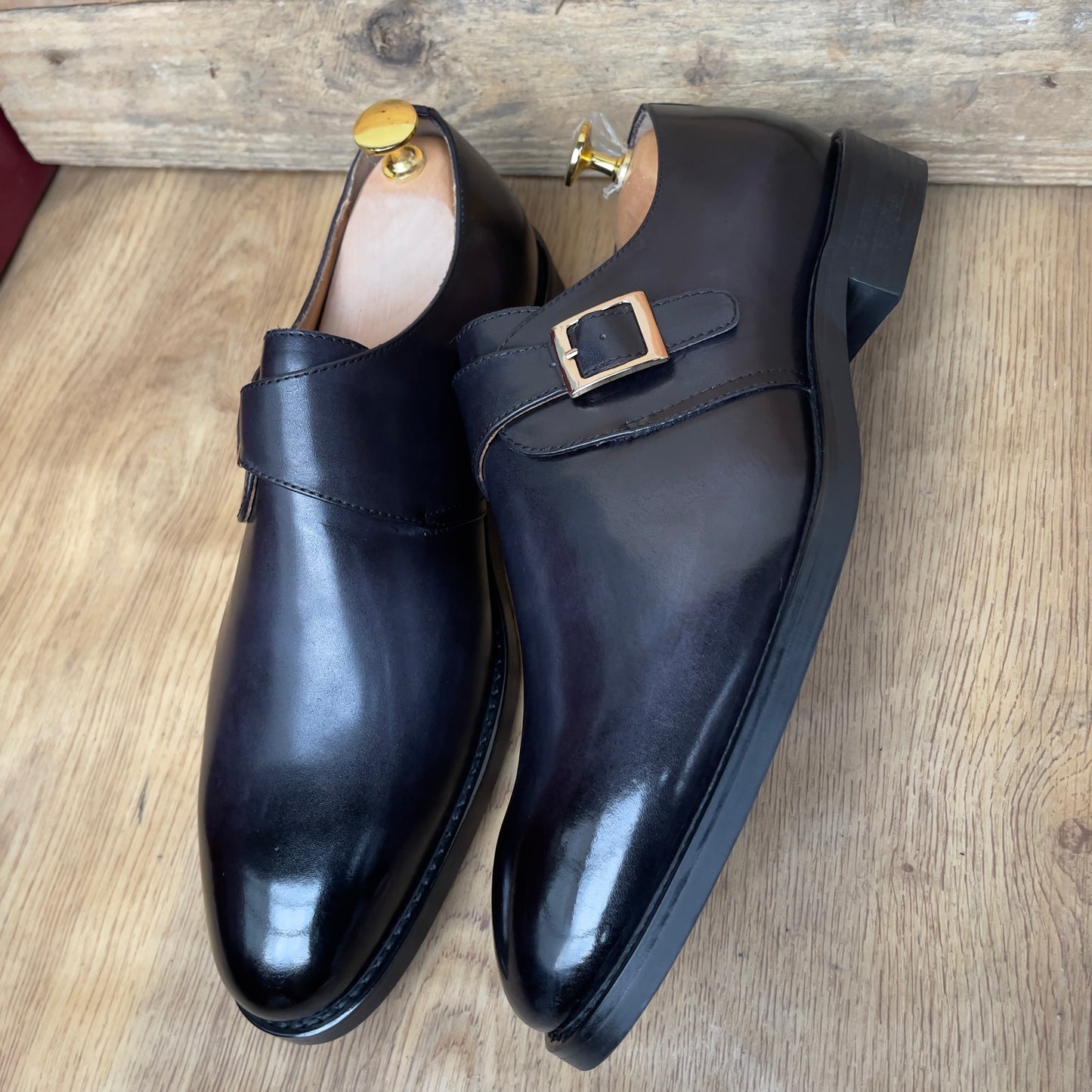 Chaussure en cuir bleu  à boucle semelle gomme—Ref MD18