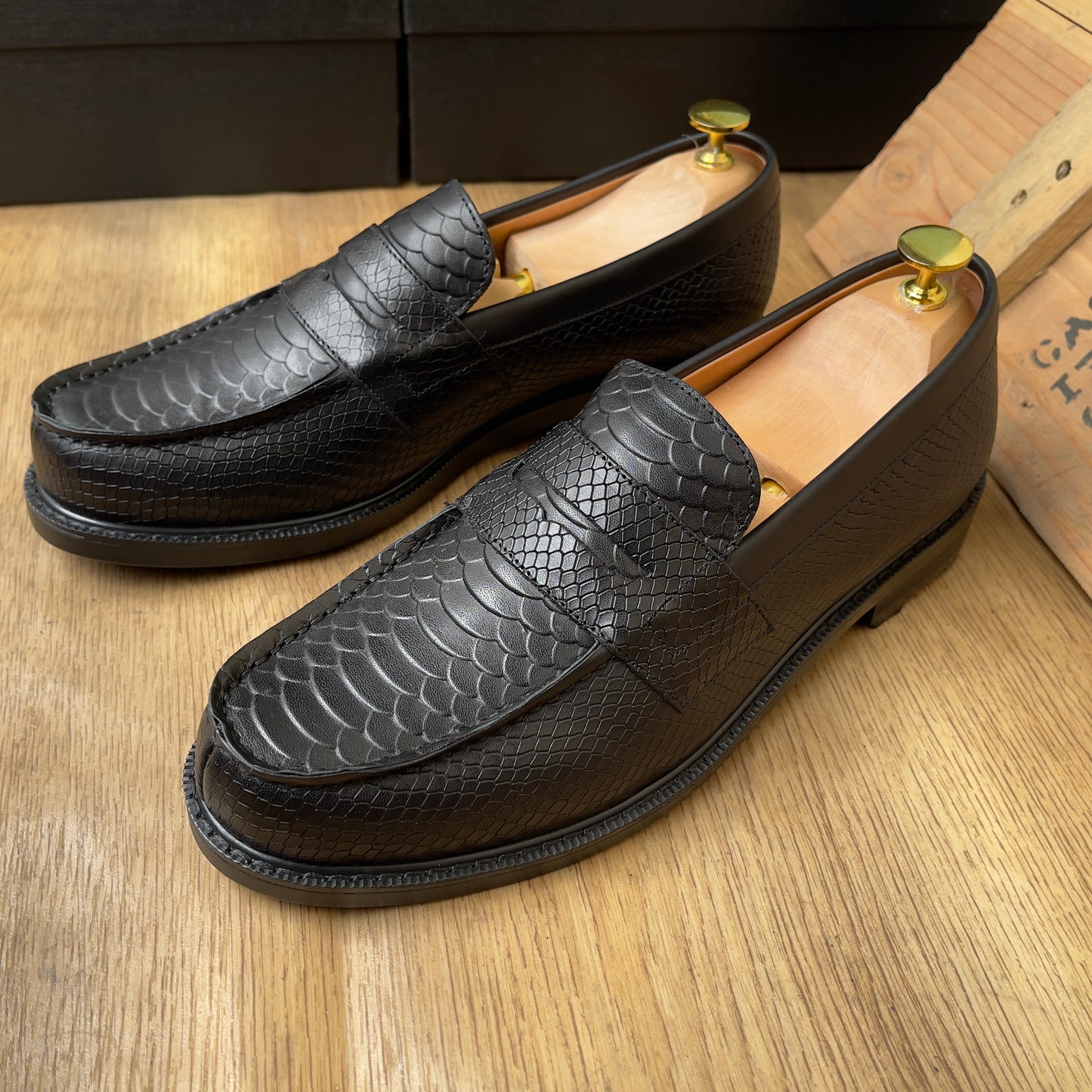 Mocassin croco en cuir noir semelle commando—ref Au12