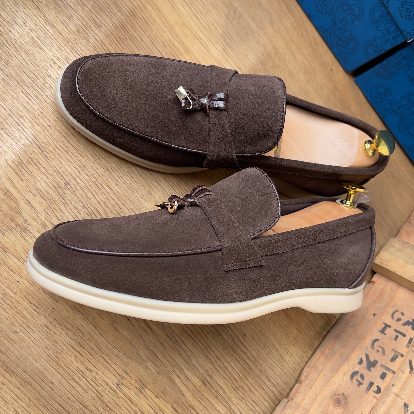 Mocassin en daim marron—semelle gomme—Ref AP7