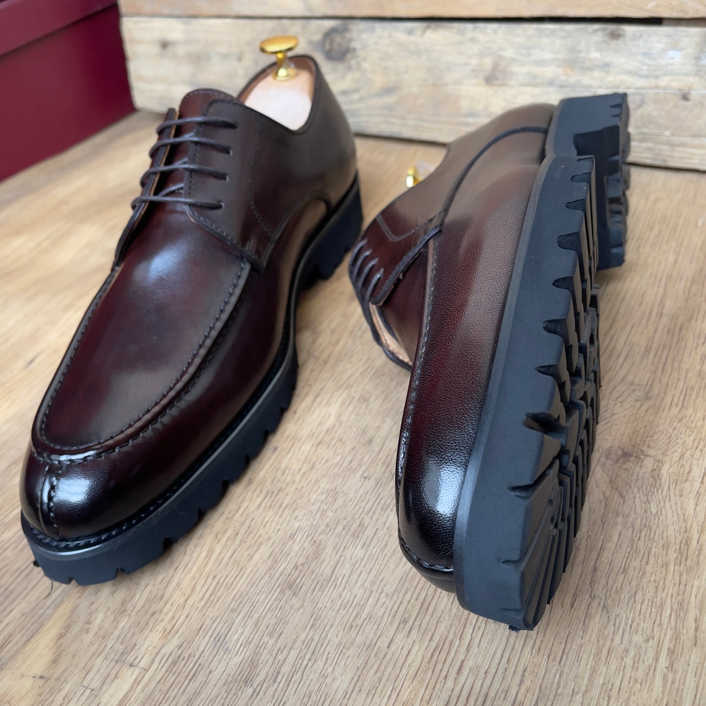 Chaussure à lacet en cuir marron café semelle oommando—Ref MD9