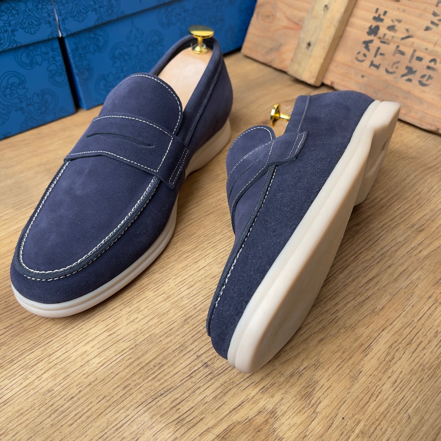 Mocassin en daim bleu—semelle gomme—Ref AP11