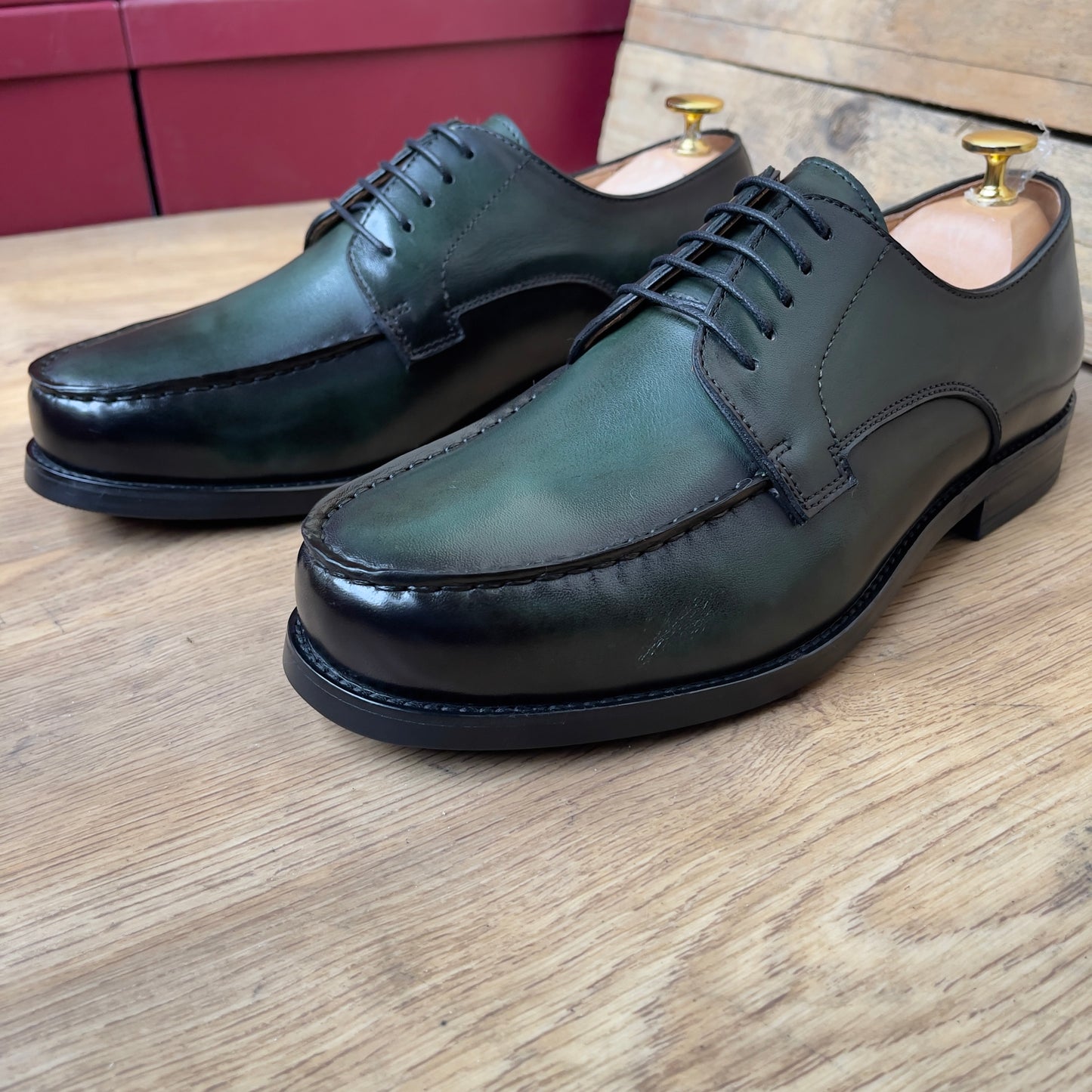 Chaussure à lacet en cuir vert semelle gomme—Ref MD8