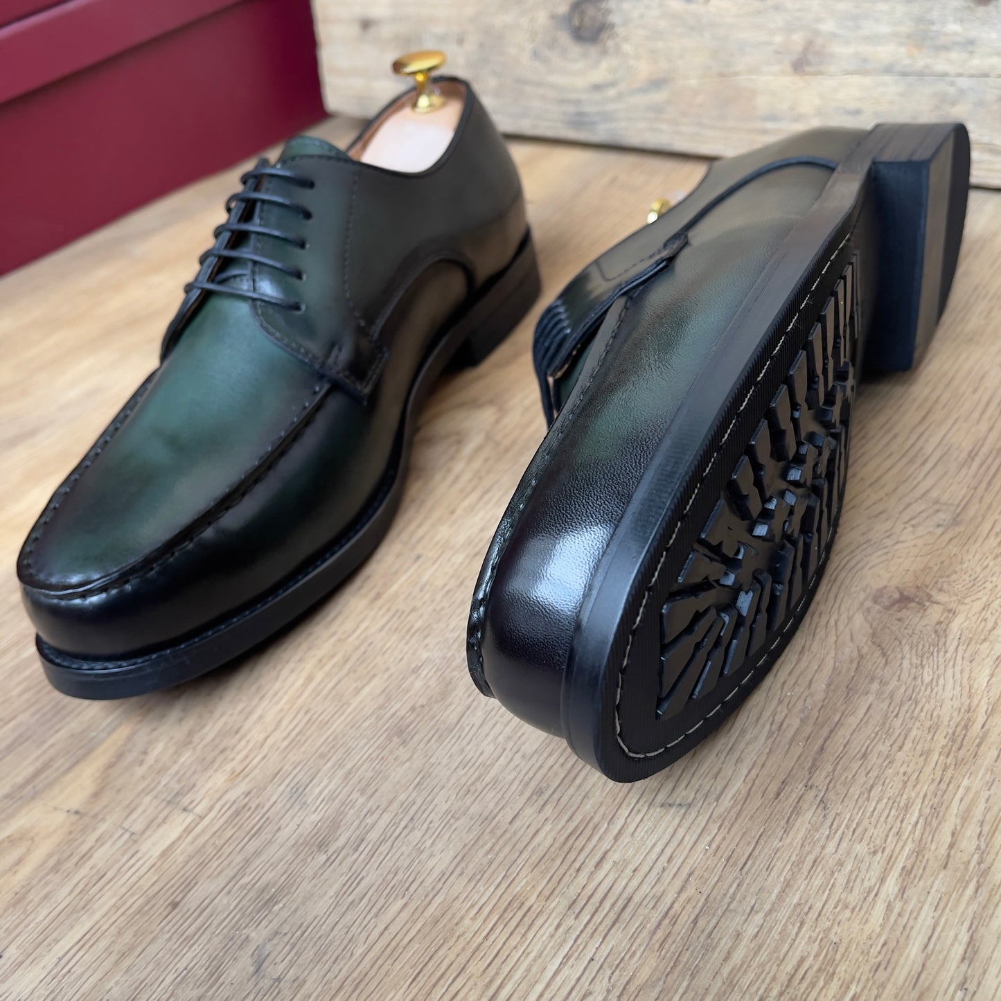Chaussure à lacet en cuir vert semelle gomme—Ref MD8