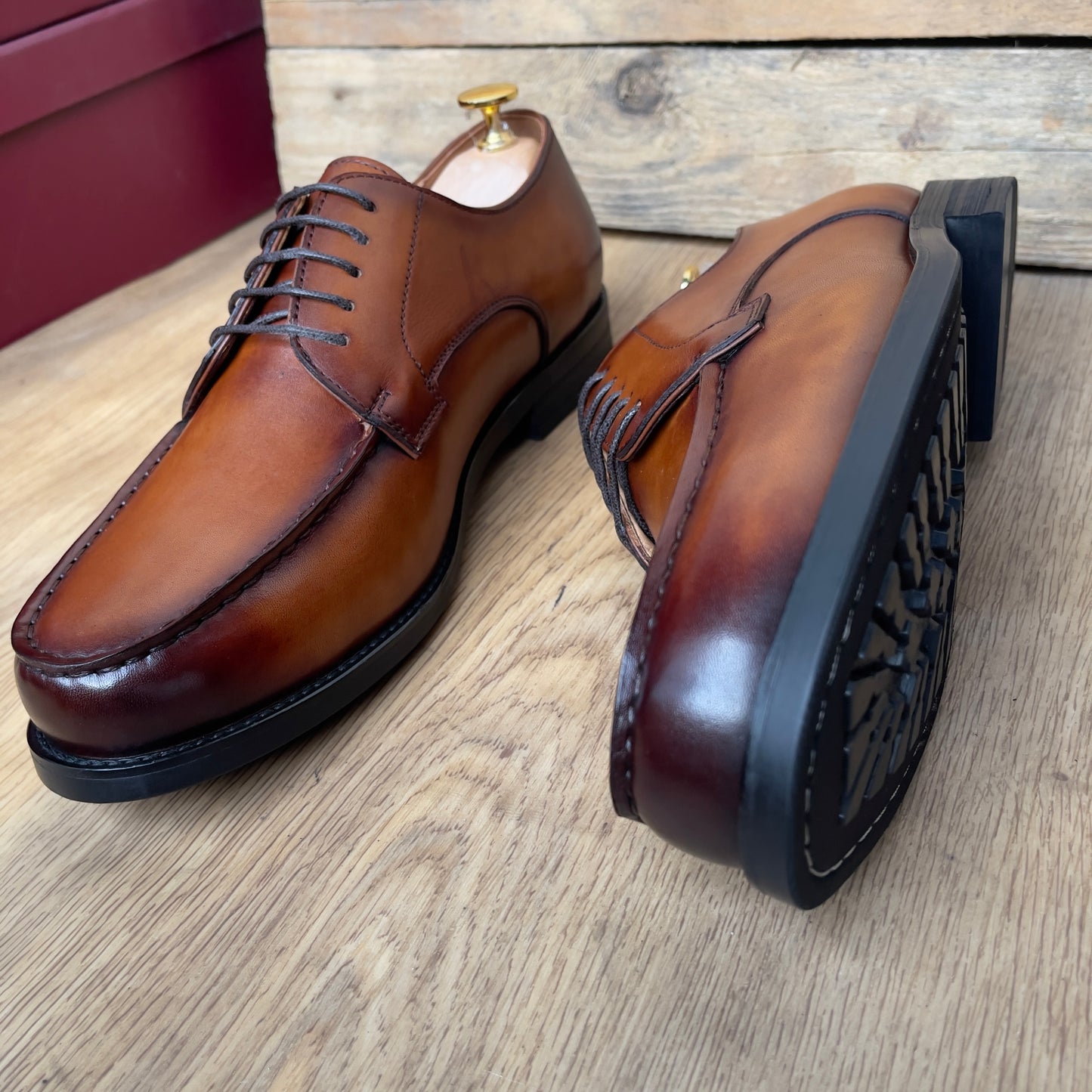 Chaussure à lacet en cuir marron clair semelle gomme—Ref MD17