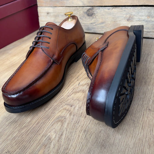 Chaussure à lacet en cuir marron clair semelle gomme—Ref MD17