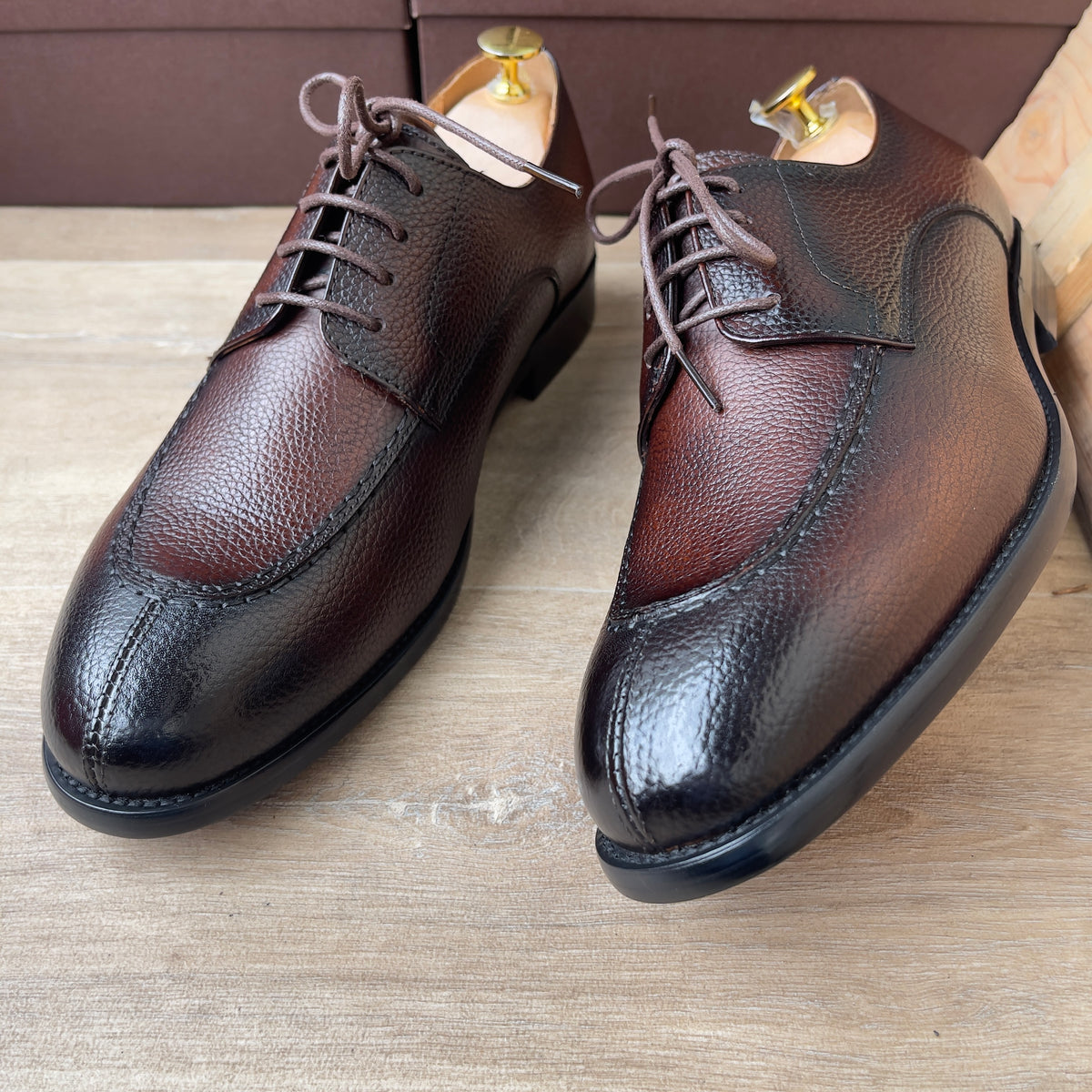 Soulier en cuir granulé à lacet marron café Re-Ad3