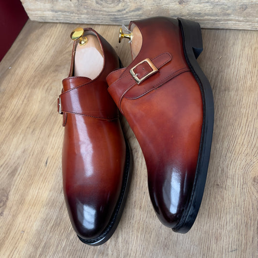 Chaussure à boucle en cuir marron clair semelle gomme—Ref MD13