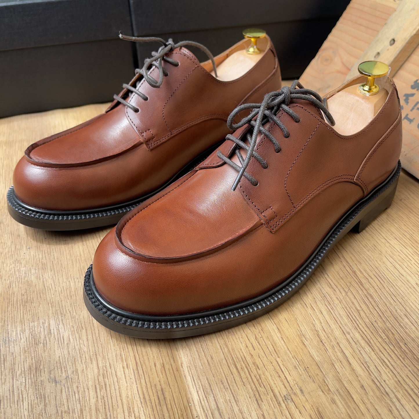 Chaussure derby à lacet en cuir marron semelle commando—ref Au 11
