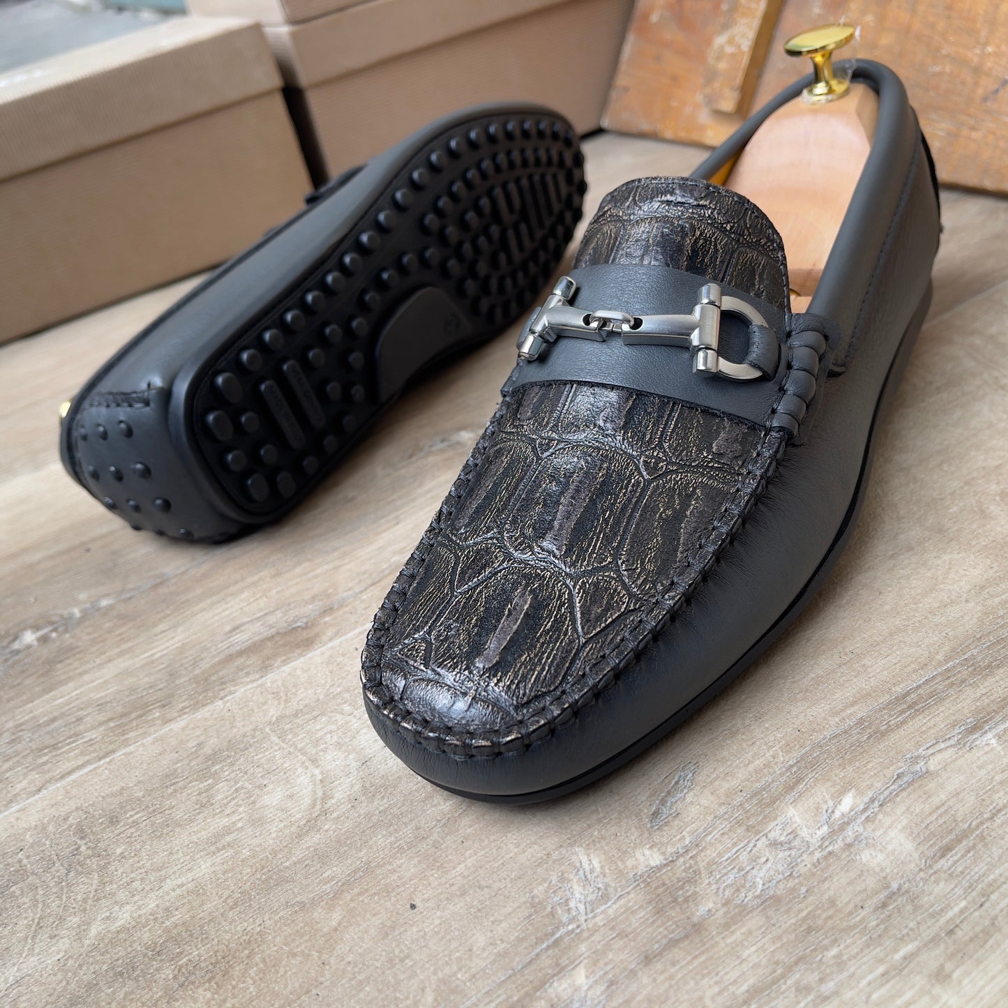 Chaussure baladeuse a boucle semelle  gomme—Ref DM4