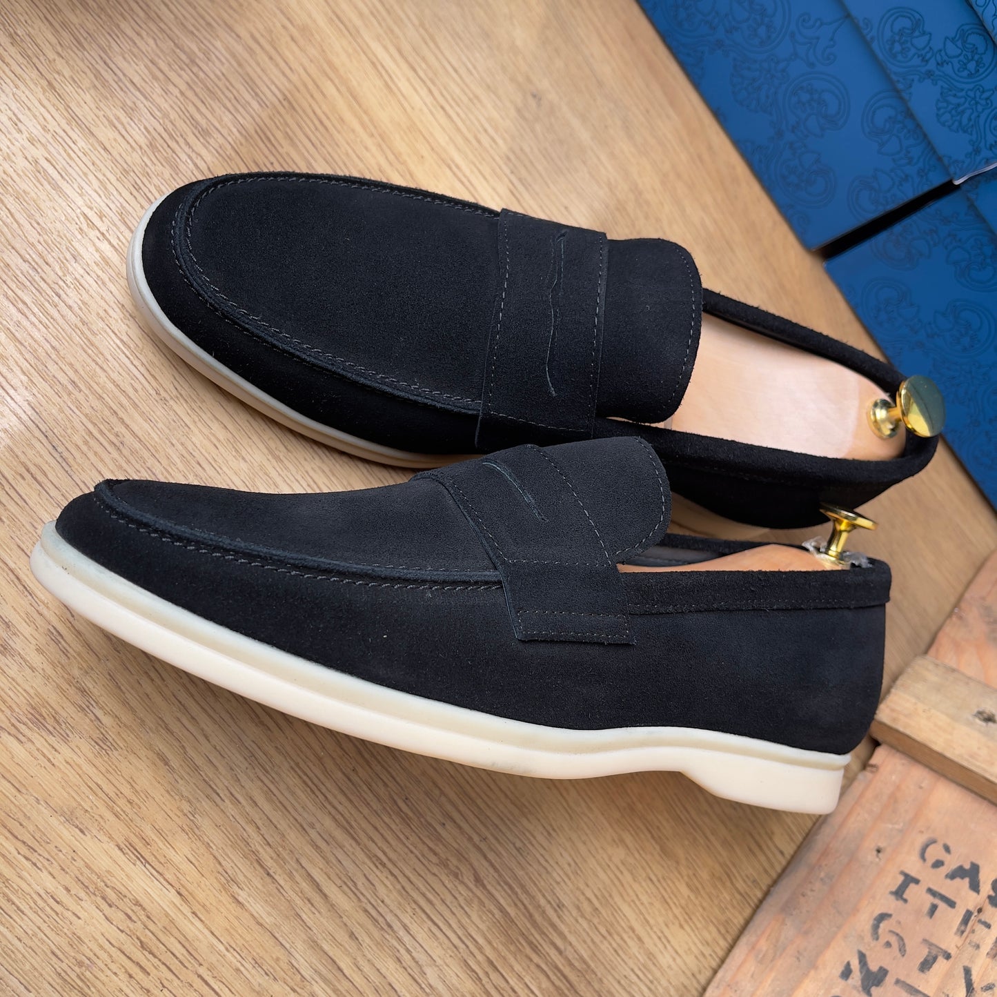 Mocassin en daim noir—semelle gomme—Ref AP8