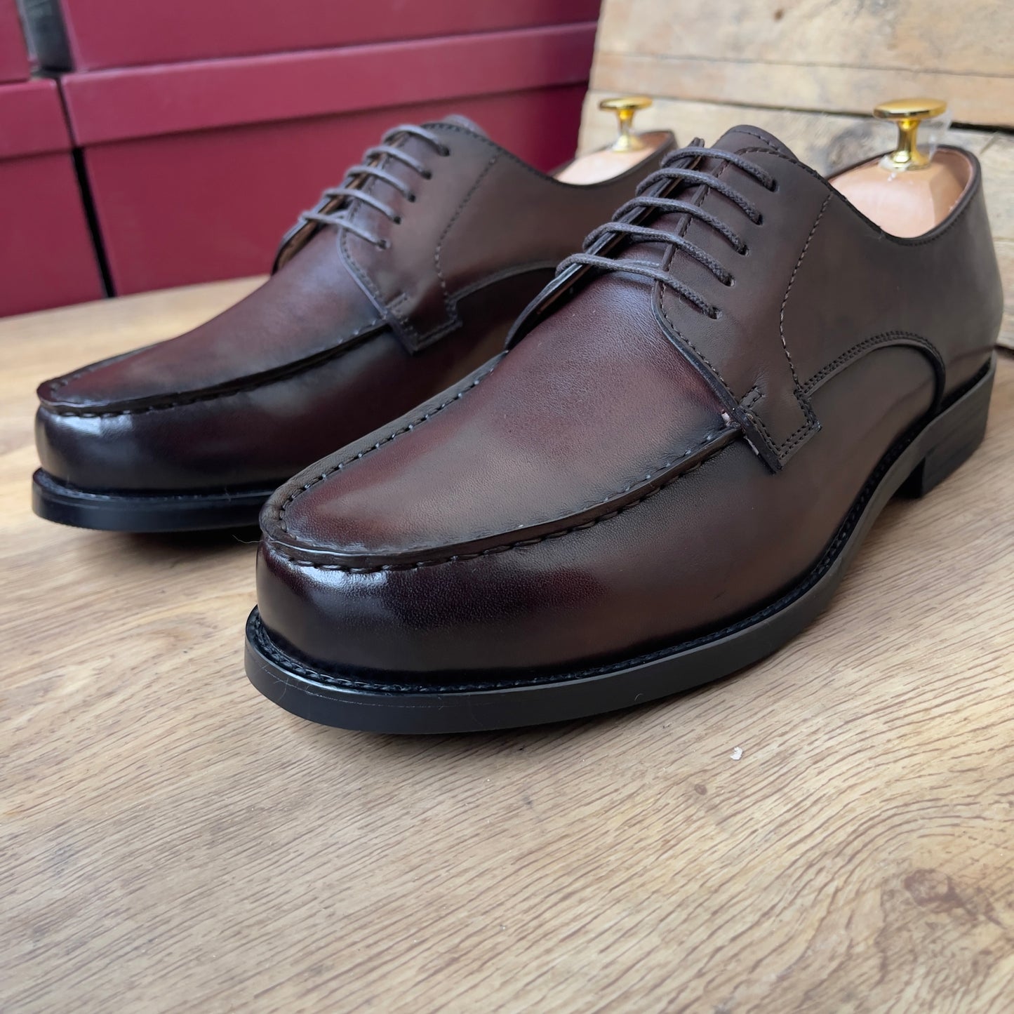 Chaussure à lacet en cuir marron café semelle gomme—Ref MD14