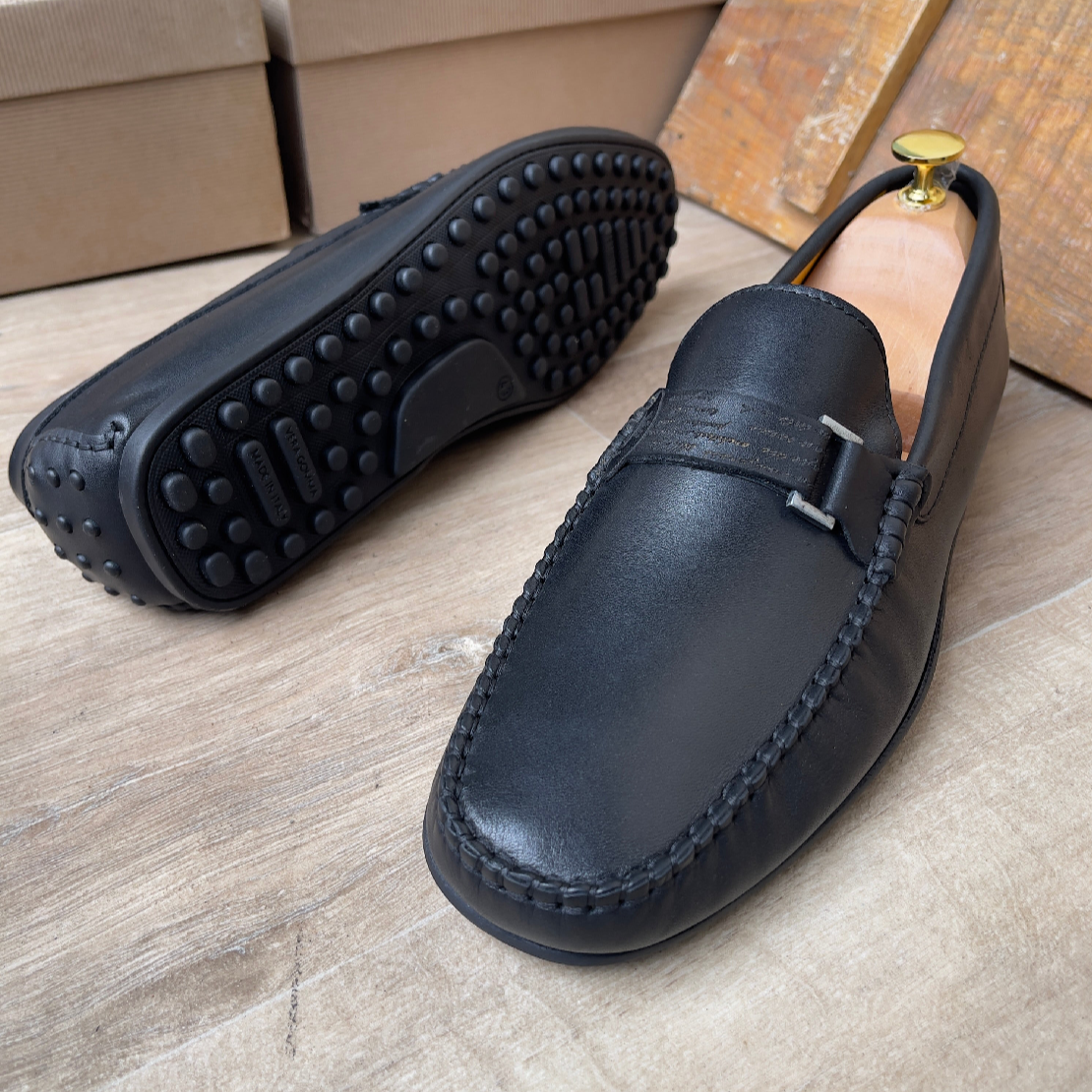 Mocassin à boucle en cuir noir semelle gomme—Ref DM11