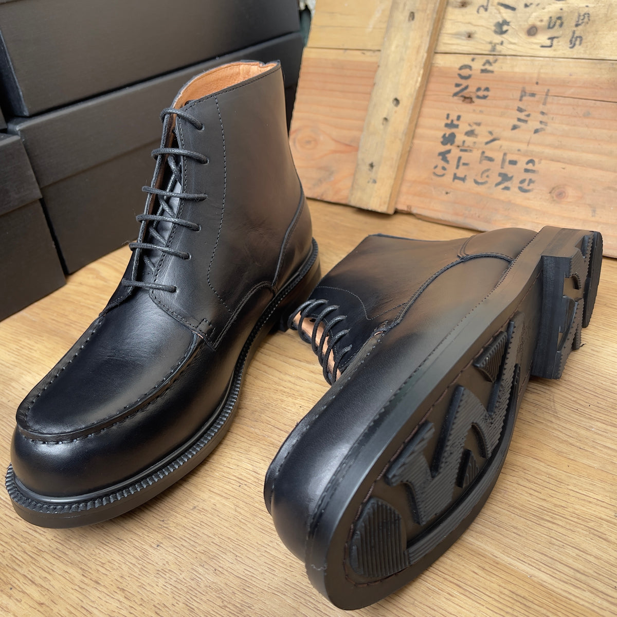 Boot Montante Cuir Noir — Semelle Commando—ref:AA04