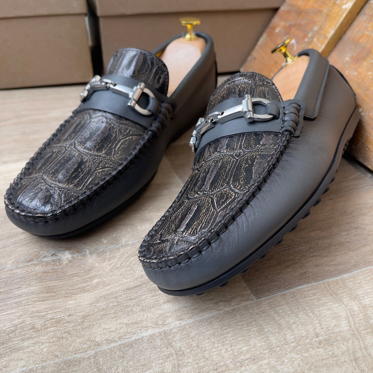 Baladeuse en cuir a boucle semelle  gomme—Ref DM4