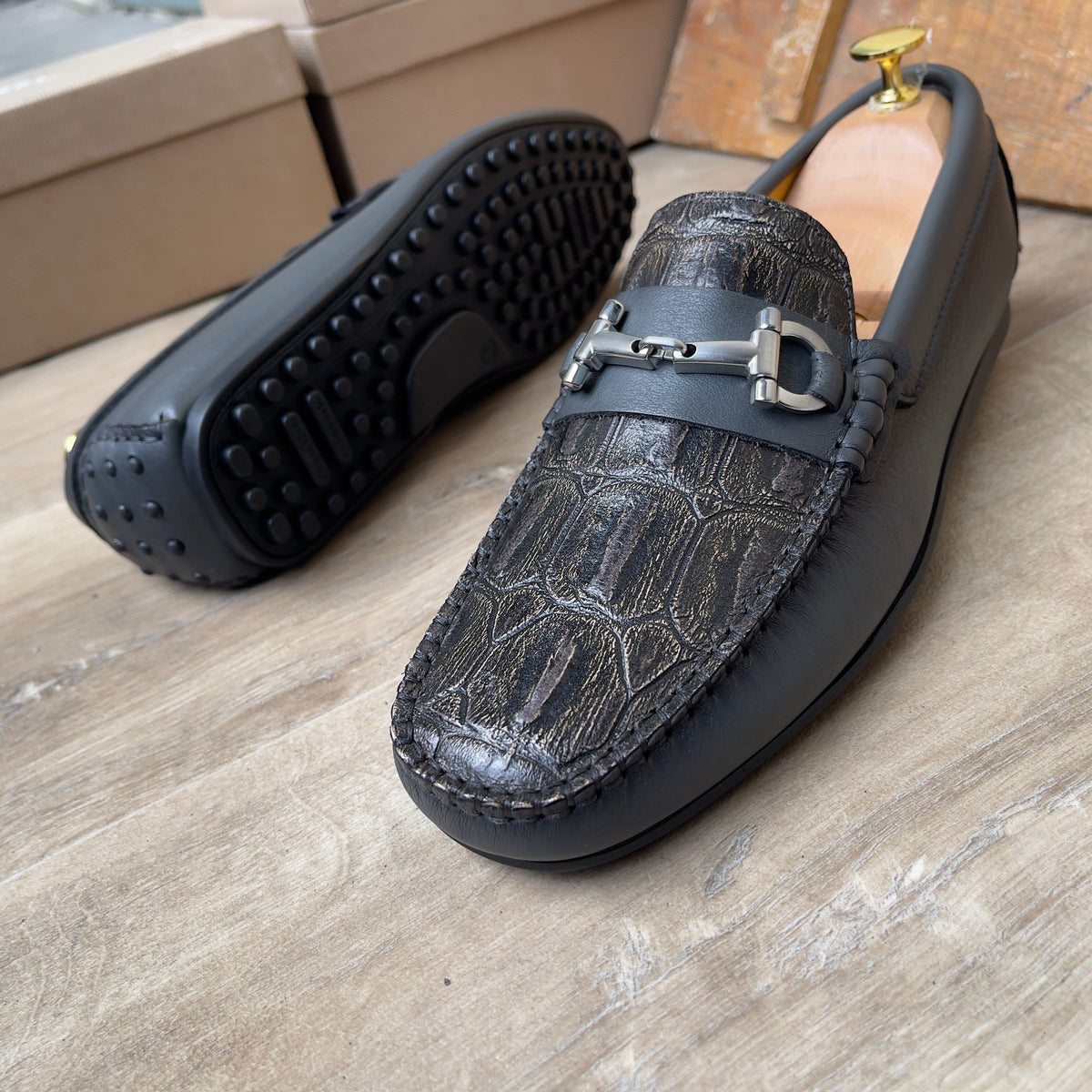 Baladeuse en cuir a boucle semelle  gomme—Ref DM4